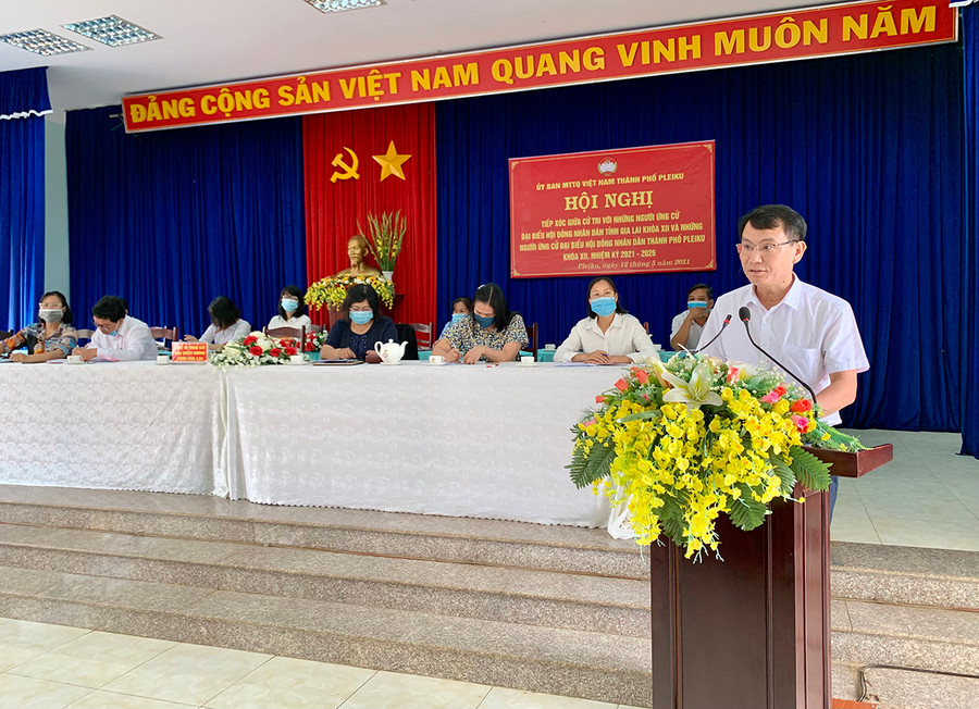 Ông Trịnh Duy Thuân-Ủy viên Ban Thường vụ Tỉnh ủy, Bí thư Thành ủy, Chủ tịch HĐND TP. Pleiku thay mặt các ứng cử viên tiếp thu ý kiến đề xuất, kiến nghị của cử tri tại hội nghị. Ảnh: Như Nguyện Ông Trịnh Duy Thuân- Uỷ viên Ban Thường vụ Tỉnh uỷ, Bí thư Thành uỷ, Chủ tịch HĐND TP.Pleiku trả lời ý kiến của các cử tri tại Hội nghị. Ảnh Như Nguyện