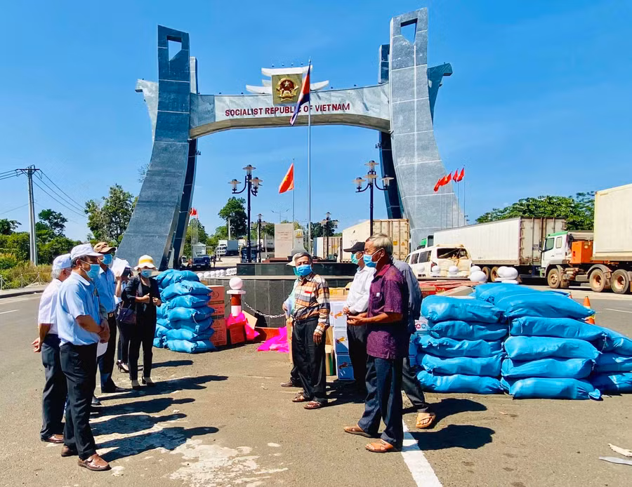 1- Quang cảnh lễ bàn giao. Ảnh: Mộc Trà.