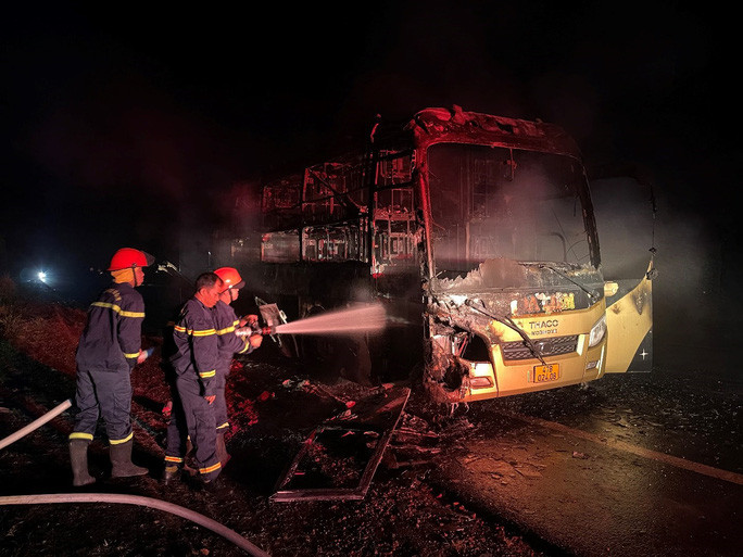 Lực lượng chữa cháy có mặt tại hiện trường Lực lượng chữa cháy có mặt tại hiện trường