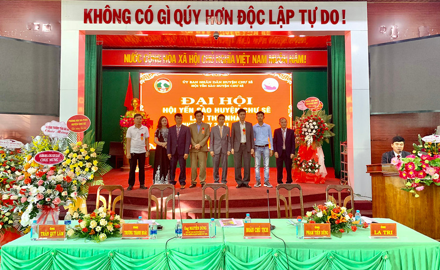 Ban Chấp hành Hội Yến sào huyện Chư Sê ra mắt. Ảnh: Nguyễn Diệp Hội Yến sào huyện Chư Sê ra mắt Ban Chấp hành. Ảnh: Nguyễn Diệp