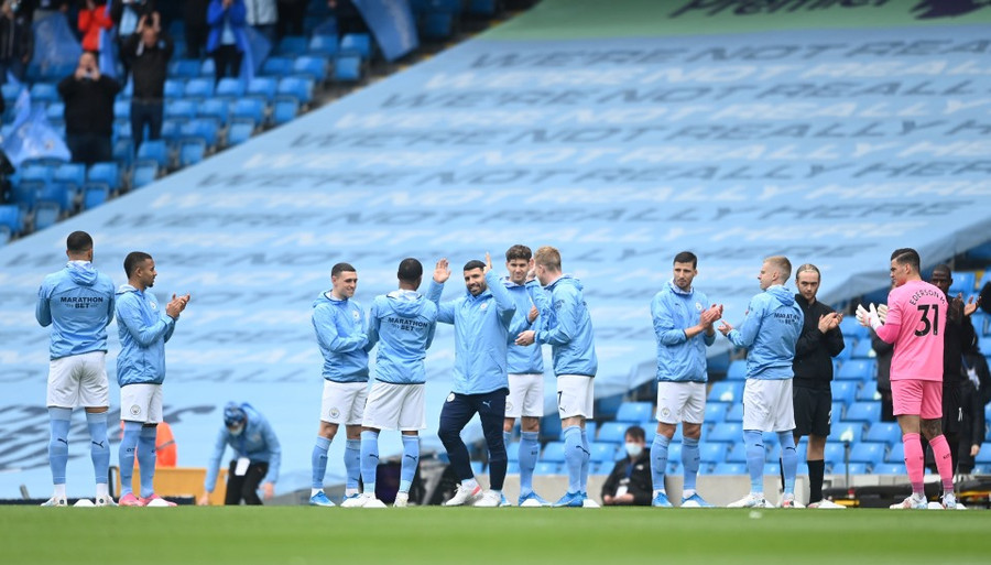 Các đồng đội với nghi thức xếp hàng danh dự để tri ân Aguero. Ảnh: AFP