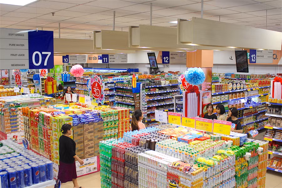 Các doanh nghiệp kinh doanh thương mại đứng chân trên địa bàn tỉnh chủ động xây dựng kế hoạch dự trữ, cung ứng hàng hóa, thực hiện bình ổn giá, tăng cường bán hàng nhằm đáp ứng nhu cầu tiêu dùng của nhân dân. Ảnh: Mộc Trà