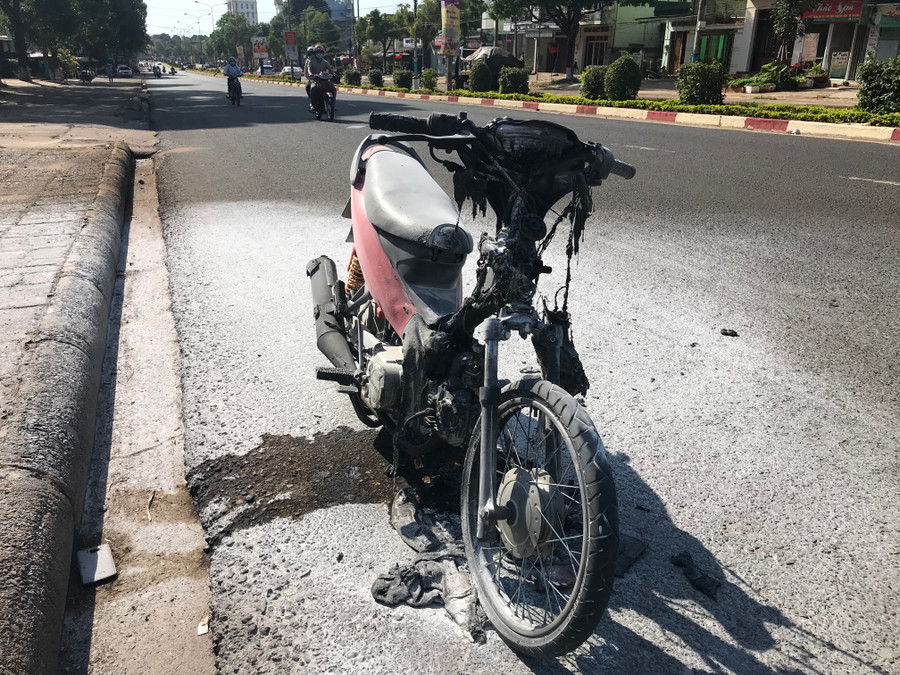 Chiếc xe đã bị cháy rụi phần đầu. Ảnh: Văn Ngọc