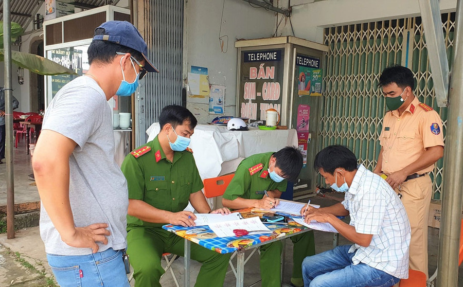 Cơ quan công an làm việc với ông Dương Văn Thanh. ẢNH: CTV Cơ quan công an làm việc với ông Dương Văn Thanh. ẢNH: CTV