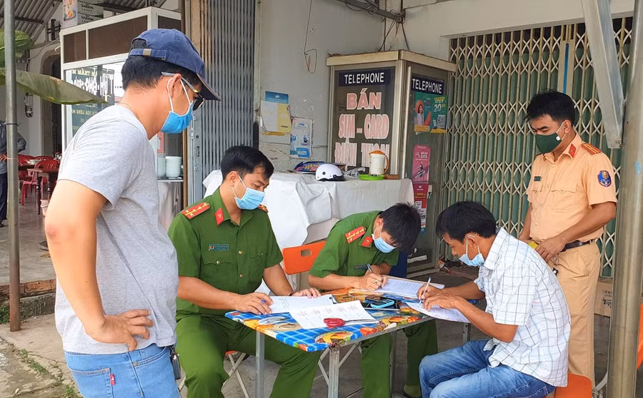 Cơ quan công an làm việc với ông Dương Văn Thanh. ẢNH: CTV