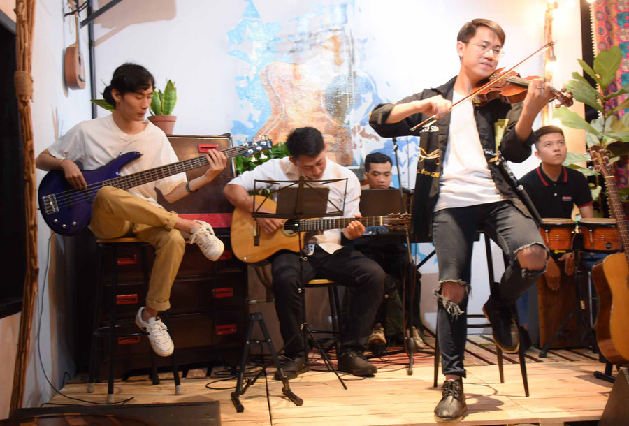 Trên sân khấu, Hoài Phong cũng rất nghệ sĩ với cây đàn vĩ cầm