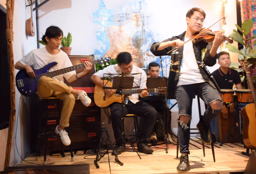 Trên sân khấu, Hoài Phong cũng rất nghệ sĩ với cây đàn vĩ cầm