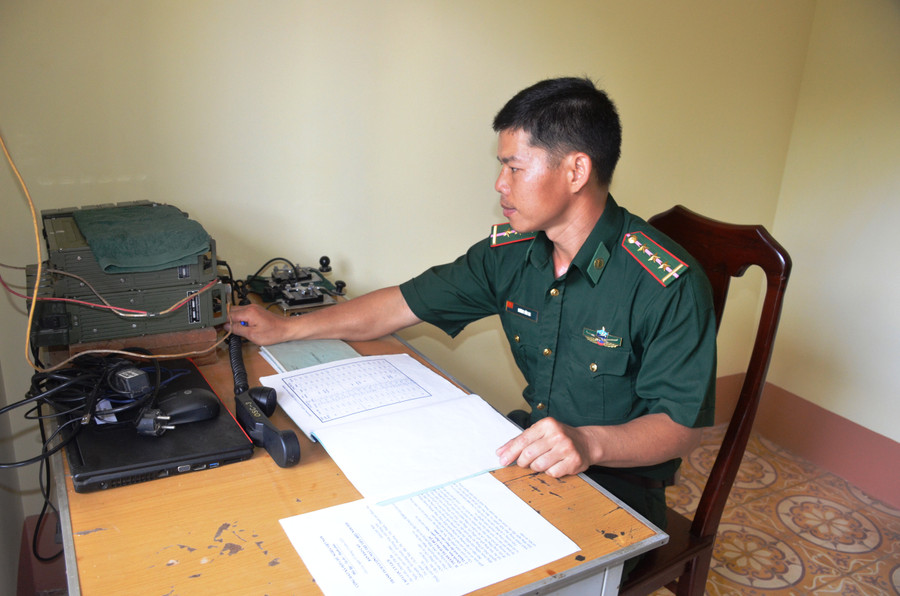  Thượng úy Dương Văn Ba trong kíp trực. Ảnh: Vĩnh Hoàng