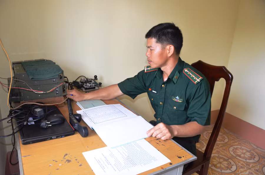  Thượng úy Dương Văn Ba trong kíp trực. Ảnh: Vĩnh Hoàng