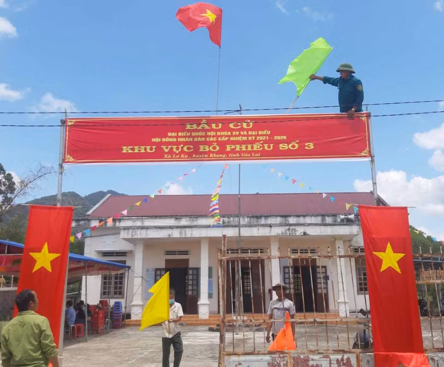 Hoàn tất việc treo cờ tại khu vực bỏ phiếu số 3 (xã Lơ Ku, huyện Kbang)