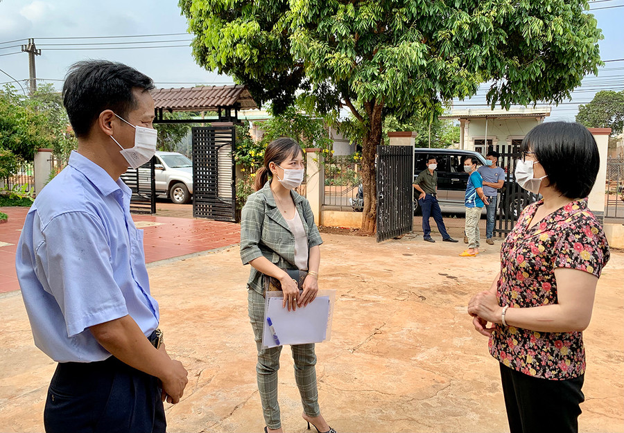 Phó Chủ tịch UBND tỉnh Nguyễn Thị Thanh Lịch (ngoài cùng bên phải) kiểm tra vấn đề công dân cách ly tại nhà tại xã Ia Blang, huyện Chư Sê. Ảnh: Như Nguyện Như Nguyện