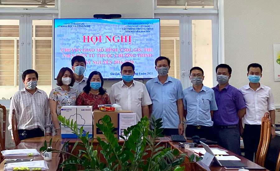 Đại diện Sở Khoa học và Công nghệ tỉnh Gia Lai tiếp nhận mô hình của Chương trình Tây Nguyên 2016-2020. Ảnh: Ngọc Thu a