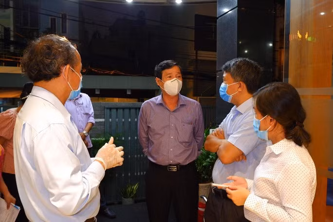 BS.CK2 Nguyễn Hữu Hưng, Phó Giám đốc Sở Y tế, đã đến ngay hiện trường để chỉ đạo phản ứng nhanh