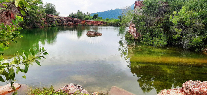 Màu sắc kỳ ảo ở hồ Tà Pạ