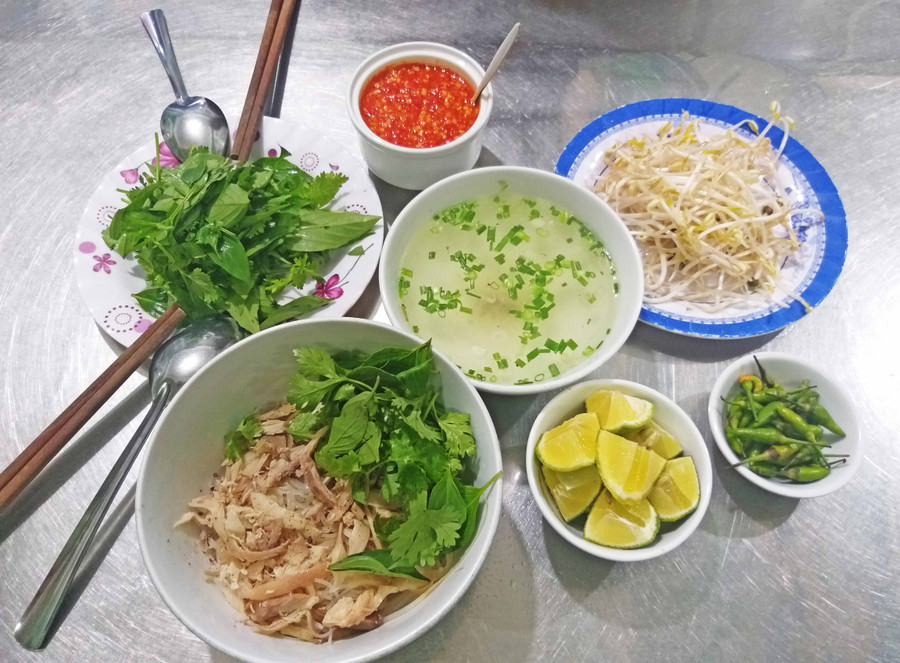 Phở khô 2 tô vị gà. Ảnh: Tạ Ngọc Điệp