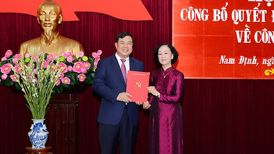 Bà Trương Thị Mai, Ủy viên Bộ Chính trị, Bí thư T.Ư Đảng, Trưởng Ban Tổ chức T.Ư trao Quyết định của Bộ Chính trị cho ông Phạm Gia Túc. Ảnh Xuân Thu  Bà Trương Thị Mai, Ủy viên Bộ Chính trị, Bí thư T.Ư Đảng, Trưởng Ban Tổ chức T.Ư trao Quyết định của Bộ Chính trị cho ông Phạm Gia Túc. Ảnh Xuân Thu