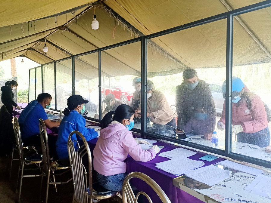 Các đoàn viên, thanh niên trực tại chốt kiểm tra phòng, chống dịch bệnh Covid-19 trên QL19 chiều 30 Tết Tân Sửu - Ảnh: BẢO THOA Các đoàn viên, thanh niên trực tại chốt kiểm tra phòng, chống dịch bệnh Covid-19 trên QL19 chiều 30 Tết Tân Sửu - Ảnh: BẢO THOA