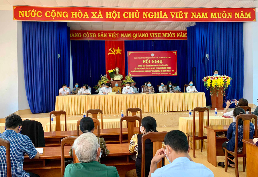 Quang cảnh hội nghị tiếp xúc cử tri tại UBND xã Biển hồ sáng 10-5. Ảnh Như Nguyện