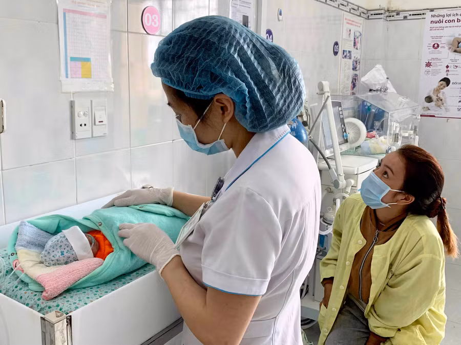 Chăm sóc trẻ sinh non tại Khoa Sơ sinh (Bệnh viện Nhi tỉnh). Ảnh: Như Nguyện
