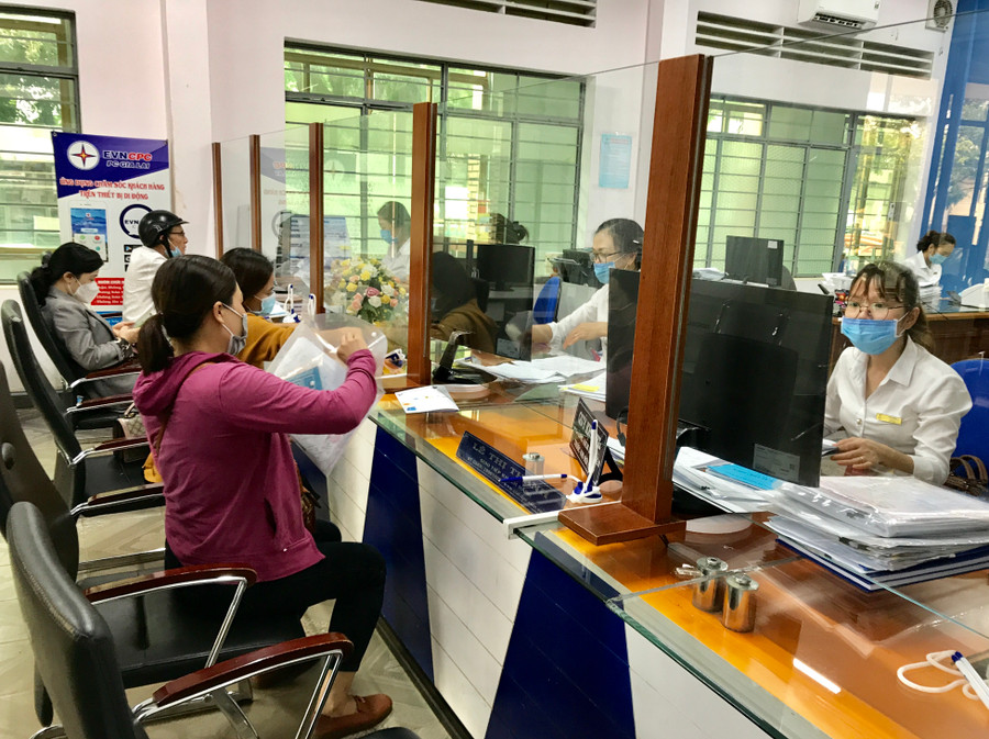 Khách hàng sử dụng điện đang thực hiện giao dịch tại Điện lực Pleiku