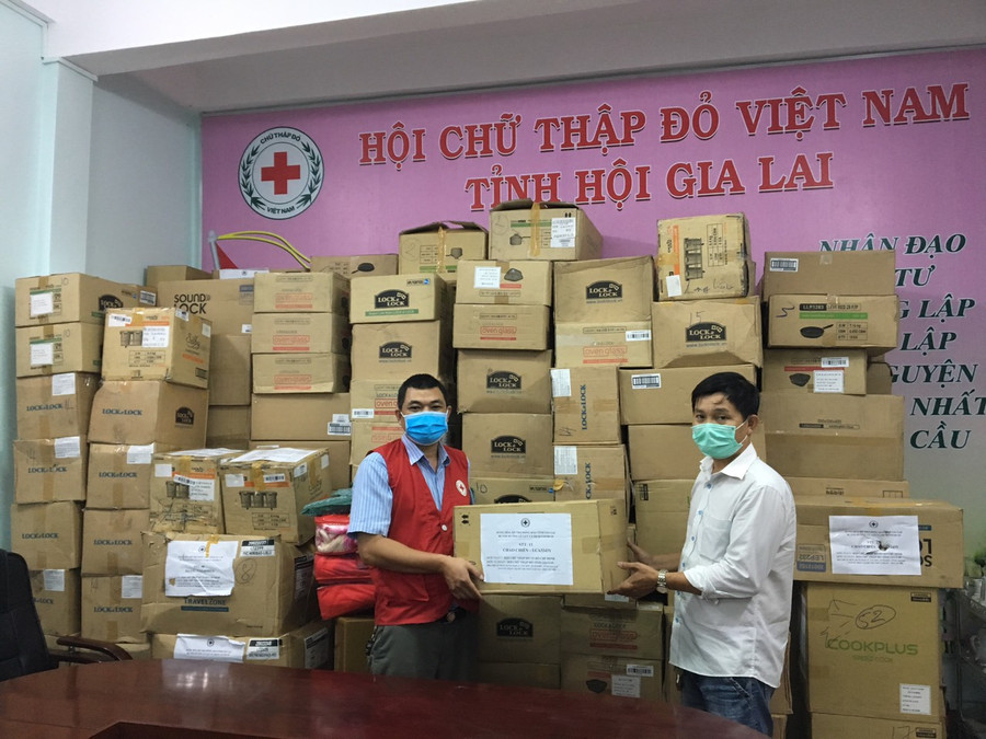 Hội Chữ thập đỏ tỉnh Gia Lai tiếp nhận quà tặng để hỗ trợ người dân. Ảnh: Hồng Ngọc Hội Chữ thập đỏ tỉnh Gia Lai tiếp nhận những vật dụng gia đình do Công ty TNHH Lock&Lock HCM tài trợ. Ảnh: Hồng Ngọc