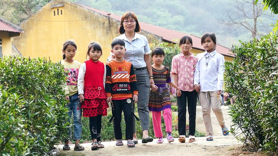 Cô giáo Nguyễn Thị Vệ và học trò ở điểm trường Lũng Pô 2. Ảnh: GIA KHÁNH