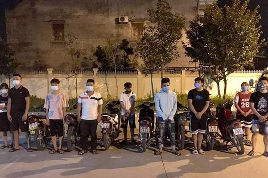 Nhóm thanh thiếu niên đua xe trái phép giữa mùa dịch COVID-19, bị phát hiện, xử lý. Ảnh: Q.Trường. Nhóm thanh thiếu niên đua xe trái phép giữa mùa dịch COVID-19, bị phát hiện, xử lý. Ảnh: Q.Trường.