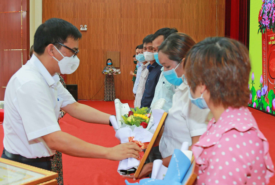Chủ tịch UBND huyện Phạm Minh Trung (trái) trao giấy khen cho các tập thể và cá nhân có thành tích xuất sắc trong công tác bầu cử