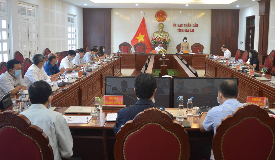 Lãnh đạo tỉnh nghe đề xuất về chỉ tiêu giảm nghèo bền vững năm 2021. Ảnh: Anh Huy