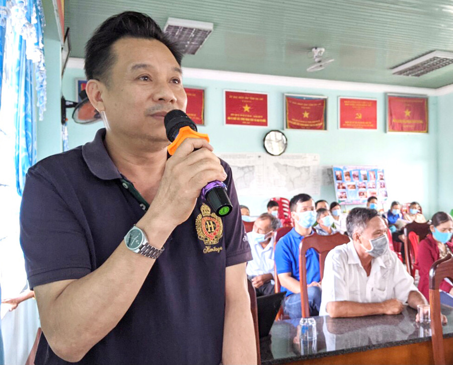  Cử tri Lê Việt Hùng (xã Tân An, huyện Đak Pơ) tham gia ý kiến với các ứng cử viên. Ảnh: Văn Ngọc