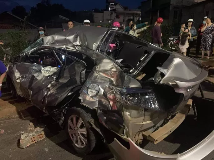 Chiếc xon con bị xe tải 