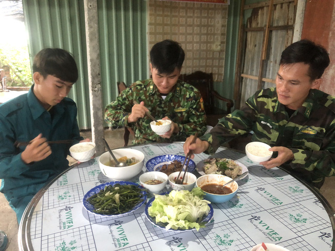 Bữa cơm vội của người lính biên giới thuộc cửa khẩu quốc tế Mộc Bài, Tây Ninh