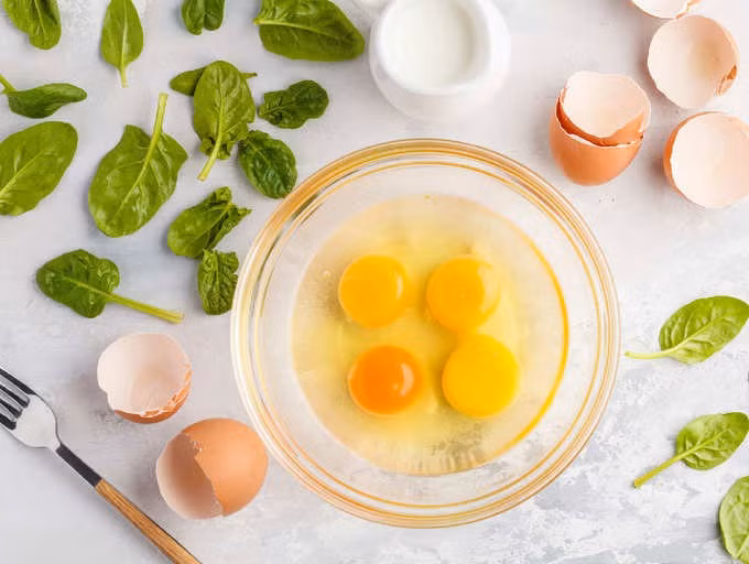 Trứng sống có thể mang vi khuẩn Salmonella gây ngộ độc thực phẩm. Ảnh: SHUTTERSTOCK