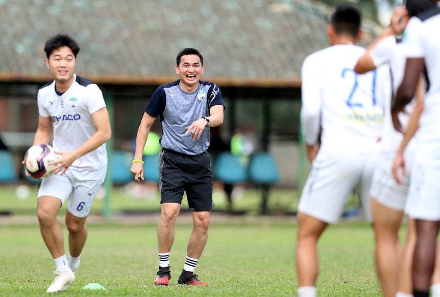 Ngoài tập luyện, Kiatisak còn "bơm" cho các học trò kinh nghiệm và sự tự tin - Ảnh: Khả Hòa Ngoài tập luyện, Kiatisak còn