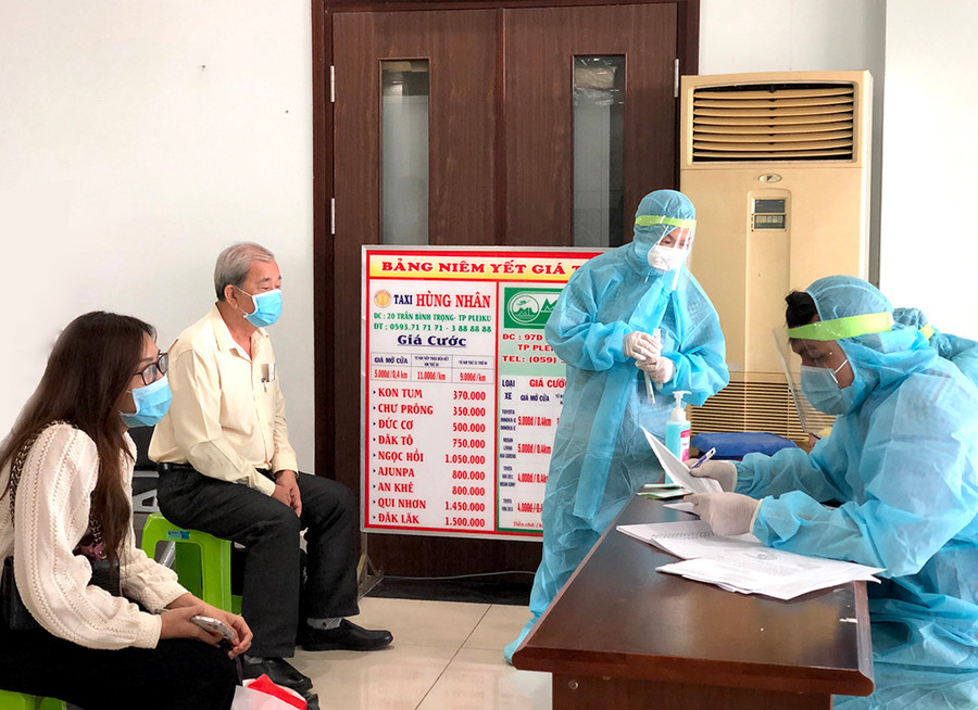 Cán bộ CDC Gia Lai lấy mẫu xét nghiệm SARS-CoV-2 đối với hành khách từ TP. Hồ Chí Minh về Cảng Hàng không Pleiku sáng 31-5. Ảnh: Lê Hòa Cán bộ CDC Gia Lai lấy mẫu xét nghiệm SASR-CoV-2 đối với hành khách từ TP. Hồ Chí Minh về Cảng Hàng không Pleiku sáng 31-5. Ảnh: Lê Hòa