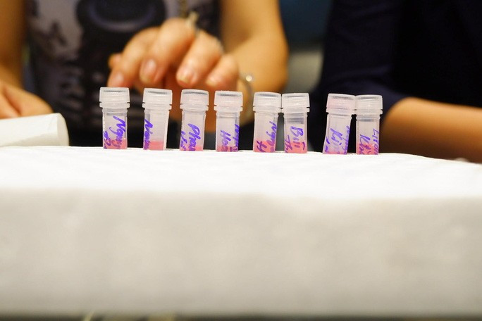 Số mẫu xét nghiệm của những người liên quan đầu tiên ca nghi nhiễm được thu thập đưa đi xét nghiệm