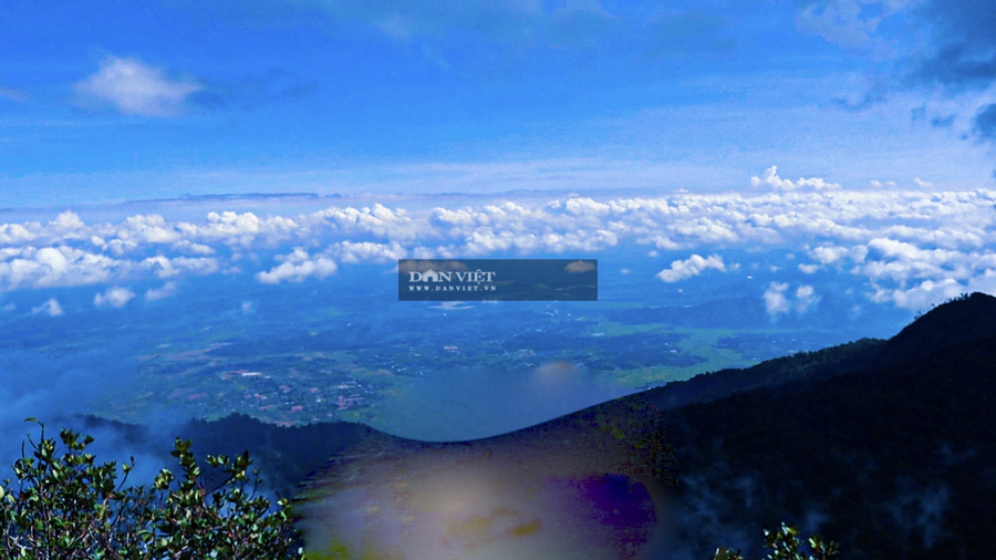 Một ngôi làng nhỏ nhìn trên đỉnh núi Chư Yang Lắk