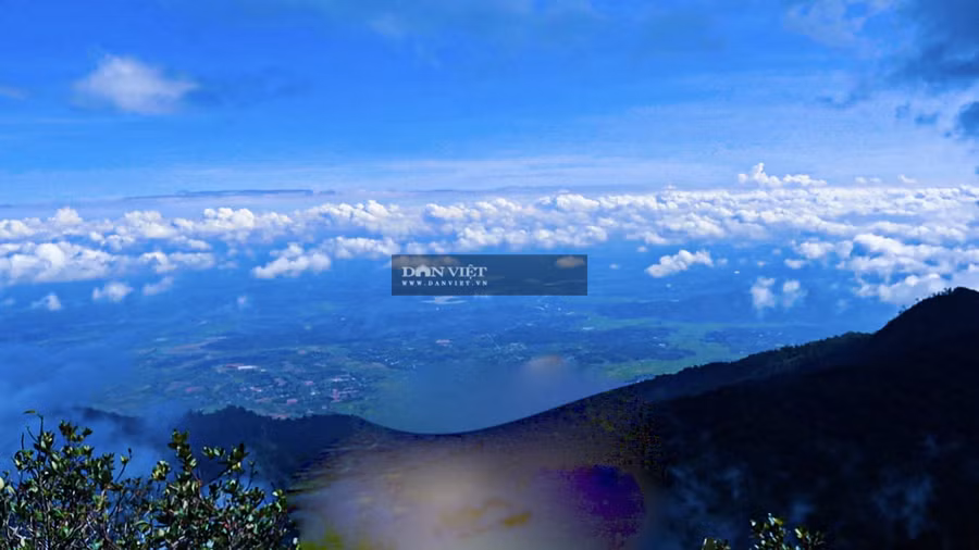 Một ngôi làng nhỏ nhìn trên đỉnh núi Chư Yang Lắk