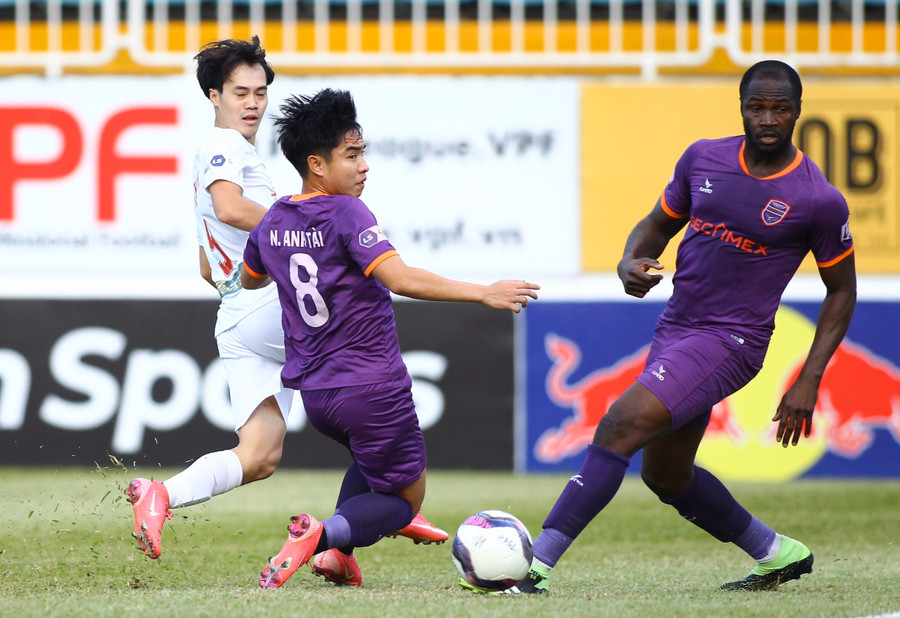  B.Bình Dương (phải) đã có một trận đấu hay trên sân Pleiku. Ảnh: Văn Ngọc