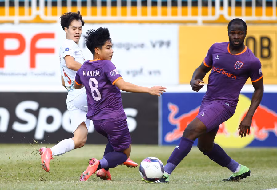 B.Bình Dương (phải) đã có một trận đấu hay trên sân Pleiku. Ảnh: Văn Ngọc B.Bình Dương (phải) đã có một trận đấu hay trên sân Pleiku. Ảnh: Văn Ngọc