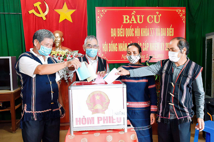 Cử tri làng Bruk Ngol (phường Yên Thế, TP. Pleiku) bỏ phiếu bầu đại biểu Quốc hội khóa XV và đại biểu HĐND các cấp nhiệm kỳ 2021-2026. Ảnh: Đức Thụy