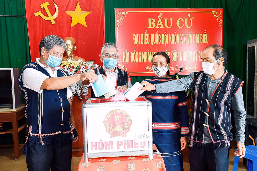 Cử tri làng Bruk Ngol (phường Yên Thế, TP. Pleiku) bỏ phiếu bầu đại biểu Quốc hội khóa XV và đại biểu HĐND các cấp nhiệm kỳ 2021-2026. Ảnh: Đức Thụy