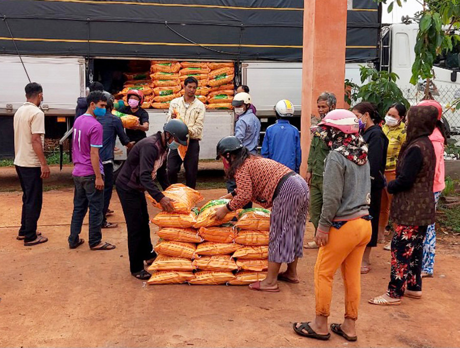 Cấp lúa giống cho nông dân xã Glar (huyện Đak Đoa). Ảnh: Vũ Thảo Cấp lúa giống cho nông dân xã Glar (huyện Đak Đoa). Ảnh: Vũ Thảo
