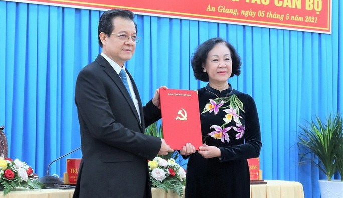 Ông Lê Hồng Quang chính thức nhận quyết định giữ chức Bí thư Tỉnh ủy An Giang Ông Lê Hồng Quang chính thức nhận quyết định giữ chức Bí thư Tỉnh ủy An Giang