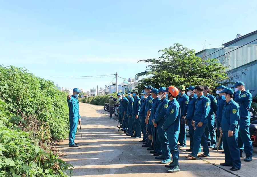 Lực lượng dân quân phường tích cực tham gia dọn dẹp vệ sinh môi trường