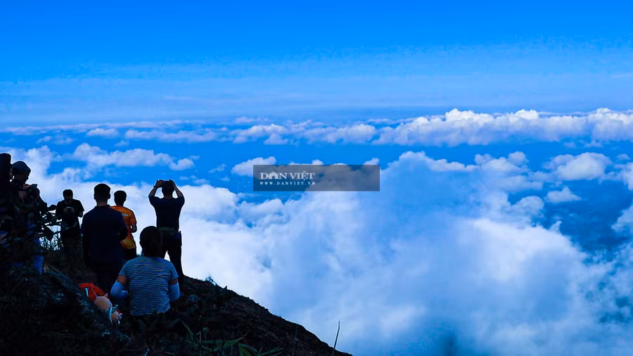 Các bạn trẻ vô cùng thích thú và đang.... săn mây