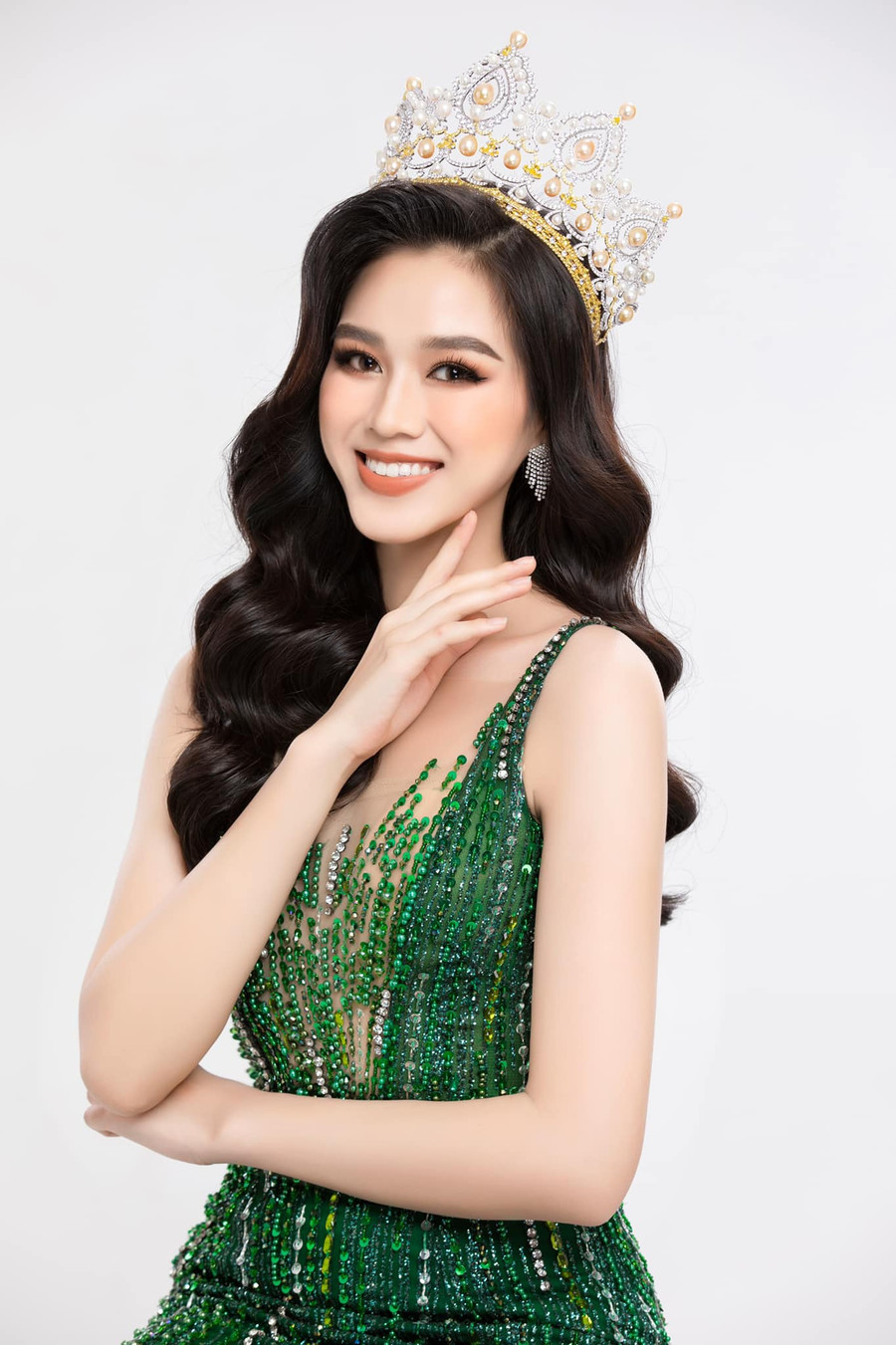 Đỗ Thị Hà sinh năm 2001, sở hữu vẻ đẹp ngọt ngào, chiều cao 1,75m. Trong bảng xếp hạng mới nhất của Missosology, đại diện Việt Nam xếp thứ 7 chung cuộc. Người đẹp Thanh Hóa bộc bạch: “Khi khán giả Việt ủng hộ mình và thế giới cũng đánh giá cao mình thì bản thân Hà lại càng phải cố gắng nhiều hơn nữa”. ẢNH: FBNV