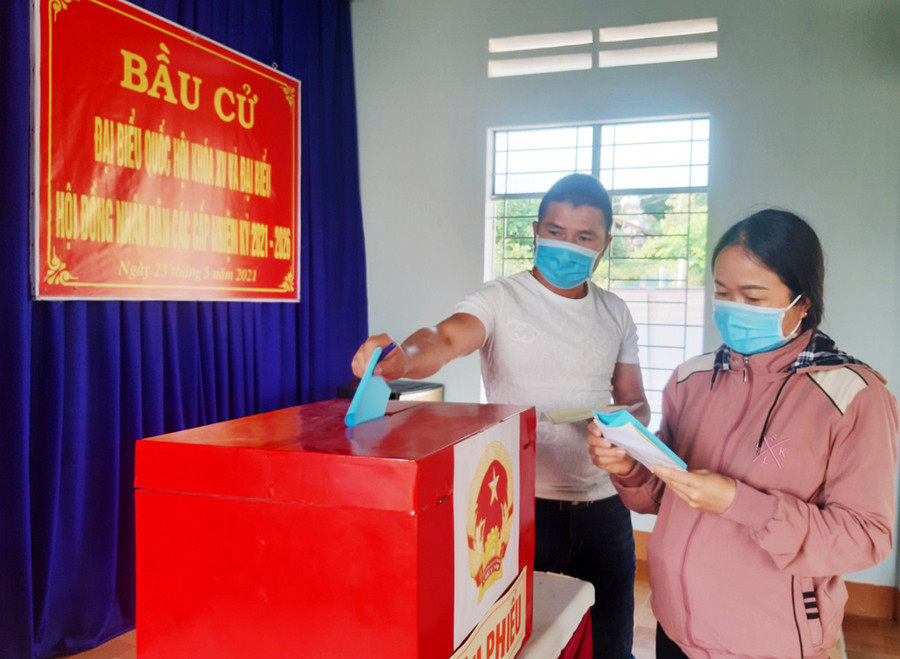 Các cử tri tại điểm bầu cử làng Trường Sơn (xã Tơ Tung, huyện Kbang) tham gia bỏ phiếu. Ảnh: Minh Triều Các cử trị tại điểm bầu cử làng Trường Sơn (xã Tơ Tung, huyện Kbang) tham gia bỏ phiếu. Ảnh: Minh Triều