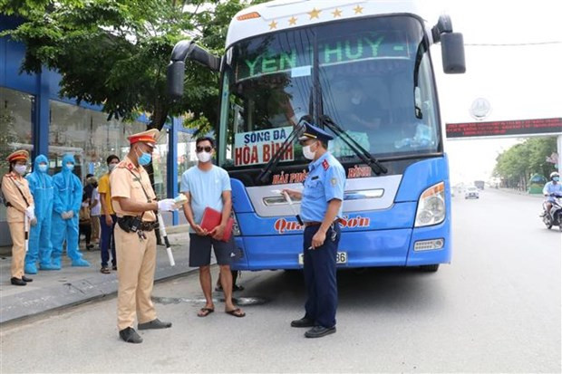 Lực lượng liên ngành kiểm tra 1 xe khách tại chốt cầu Non Nước, thành phố Ninh Bình. (Ảnh: Đức Phương/TTXVN) Lực lượng liên ngành kiểm tra 1 xe khách tại chốt cầu Non Nước, thành phố Ninh Bình. (Ảnh: Đức Phương/TTXVN)