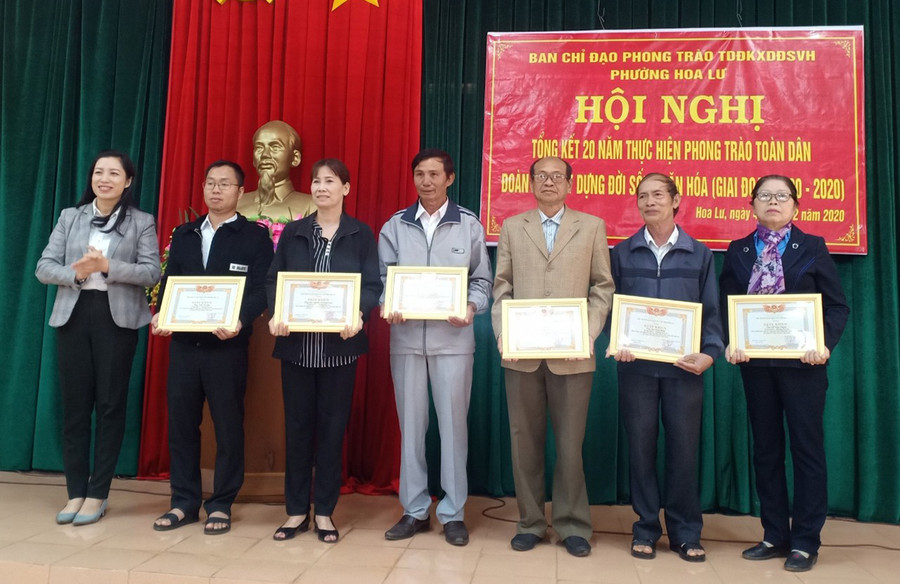  Bà Loan (thứ 3 từ trái qua) được UBND thành phố Pleiku và UBND phường Hoa Lư nhiều lần khen thưởng vì có nhiều đóng góp cho xây dựng đô thị văn minh, khu dân cư văn hóa. Ảnh: Nhật Hào